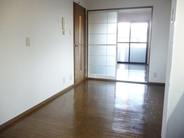 居室・リビング　参考写真（同建物反転タイプ別部屋のものです）