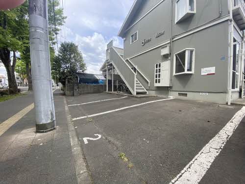 建物外観　敷地内駐車場