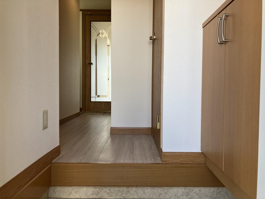 玄関　※写真は同物件同タイプ別室のものです
