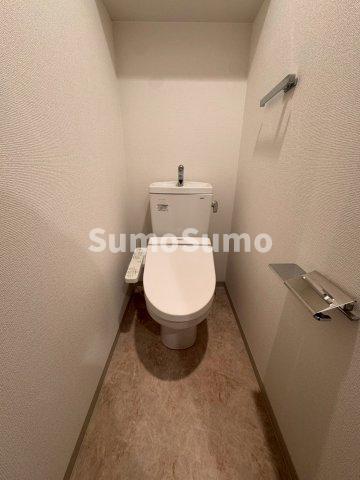 トイレ　落ち着いた色調のトイレです