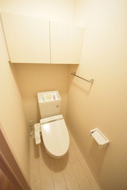 トイレ　ウォシュレット付き。