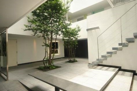 ロビー　見学予約受付中！