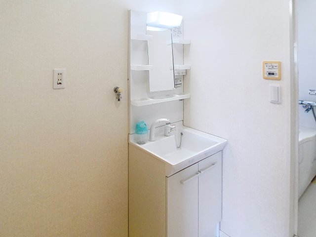 洗面設備　掲載写真は同型の左右反転の部屋を掲載しております。実際のお写
