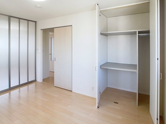 収納　掲載写真は同型の左右反転の部屋を掲載しております。実際のお写