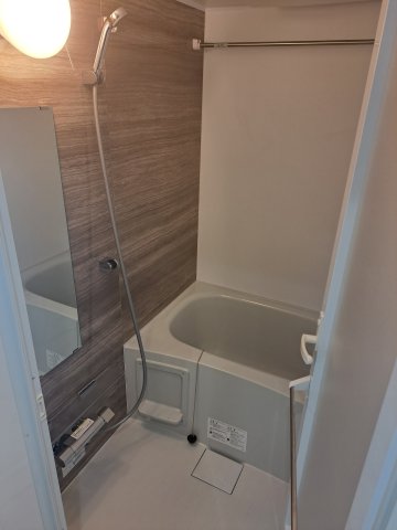 バス・シャワールーム　ゆっくり足をのばして入れます