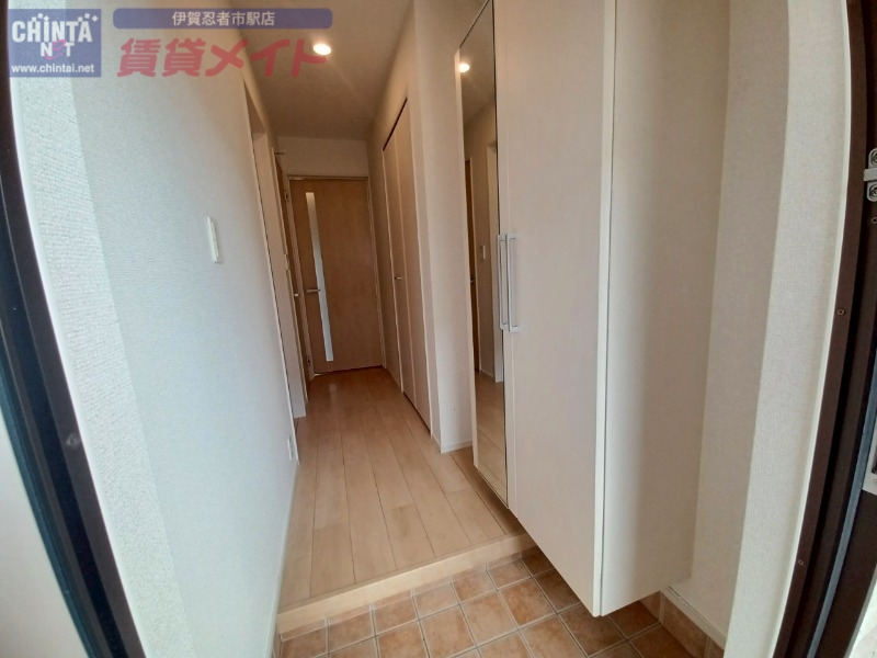 玄関　同物件別部屋写真