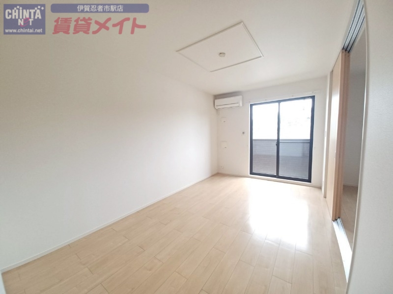 居室・リビング　同物件別部屋写真