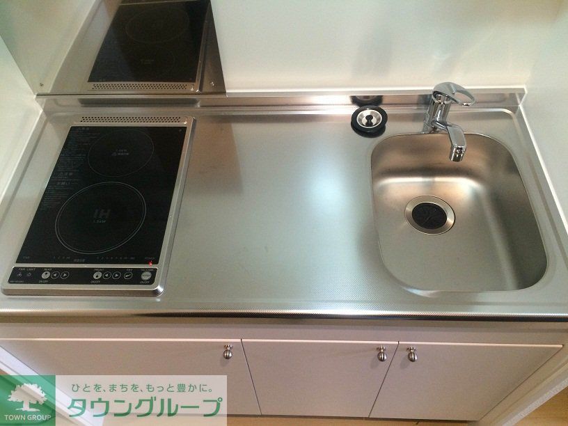 キッチン　手前側：ＩＨコンロ　奥側：電気コンロ