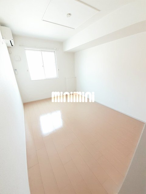 その他部屋・スペース　リビング角部屋です。窓が３ヶ所あります。