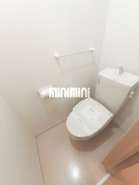 トイレ　温水洗浄便座付きトイレです。