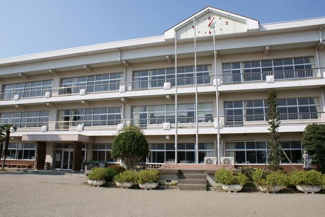 小学校　烏山北小学校（小学校）まで315m