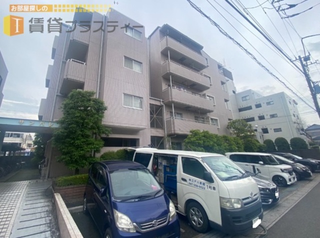 建物外観　タイル貼りで重厚感あるマンションですね。
