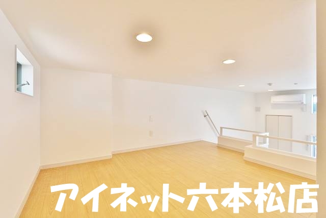 その他部屋・スペース　階段上にも洋室あり。