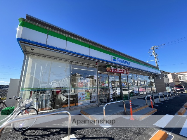 コンビニ　ファミリーマート（コンビニ）まで831m