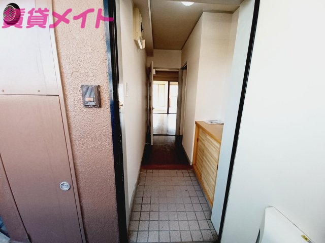 玄関　同物件別部屋写真