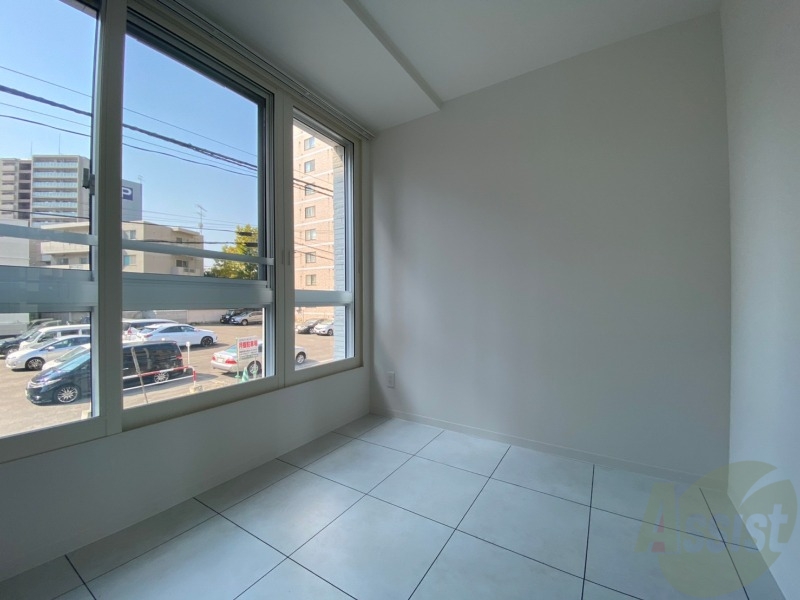 その他部屋・スペース　寝室はこちらです。光が差し込む、温かみのあるお部屋です。