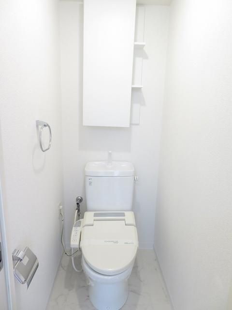 トイレ　落ち着いた色調のトイレです