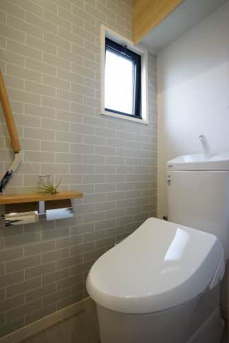 その他部屋・スペース　うれしい洗浄付き暖房便座です。上にはトイレットペーパーなど…