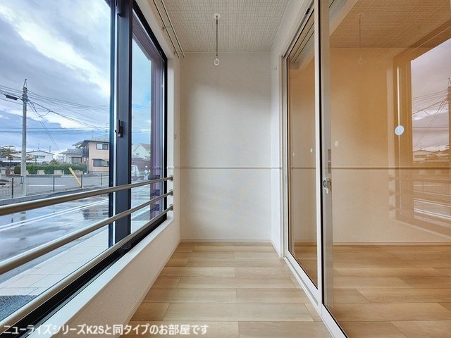 バルコニー　明るい色調の室内です