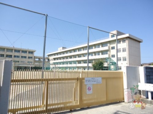 小学校　岡山市立芳明小学校（小学校）まで498m