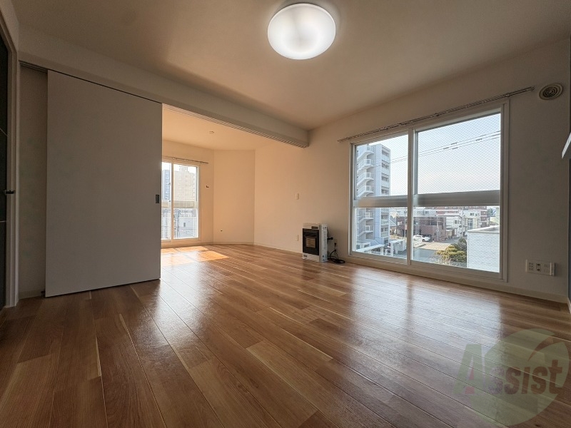 居室・リビング　広くてキレイなお部屋が広がっていて、充実した生活が送れそう。