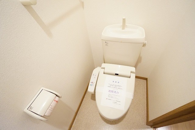 トイレ　温水洗浄便座付きなので快適です。