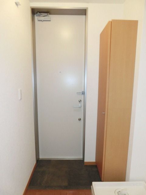 玄関　玄関にはトールタイプのシューズボックスあります