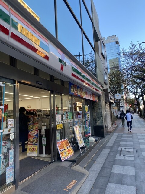 コンビニ　セブンイレブン九段南3丁目店（コンビニ）まで207m