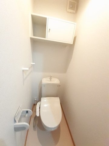 トイレ　落ち着いた色調のトイレです