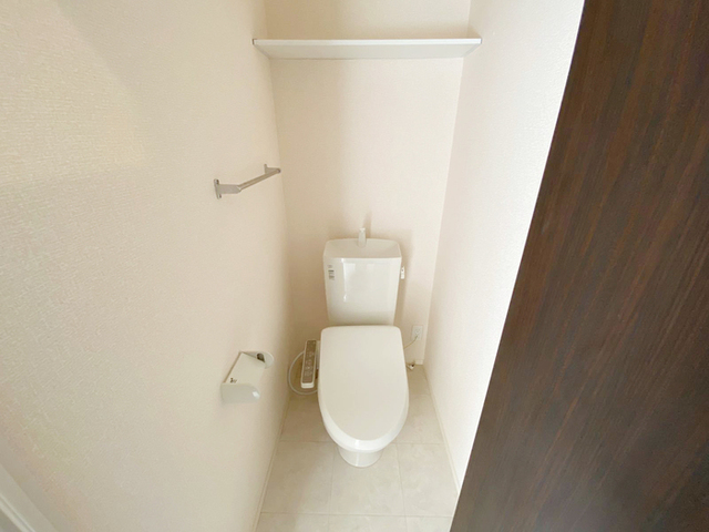 トイレ　温水洗浄便座付きトイレです。