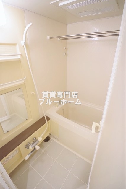 バス・シャワールーム　お風呂は浴室乾燥機付き！