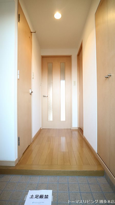 玄関　※別号室の写真です。