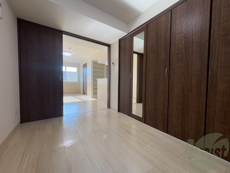 その他部屋・スペース　こちらのお部屋は光が差し込む、温かみのあるお部屋です。