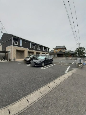 駐車場　駐車場があるので、車を買う予定の方も安心です