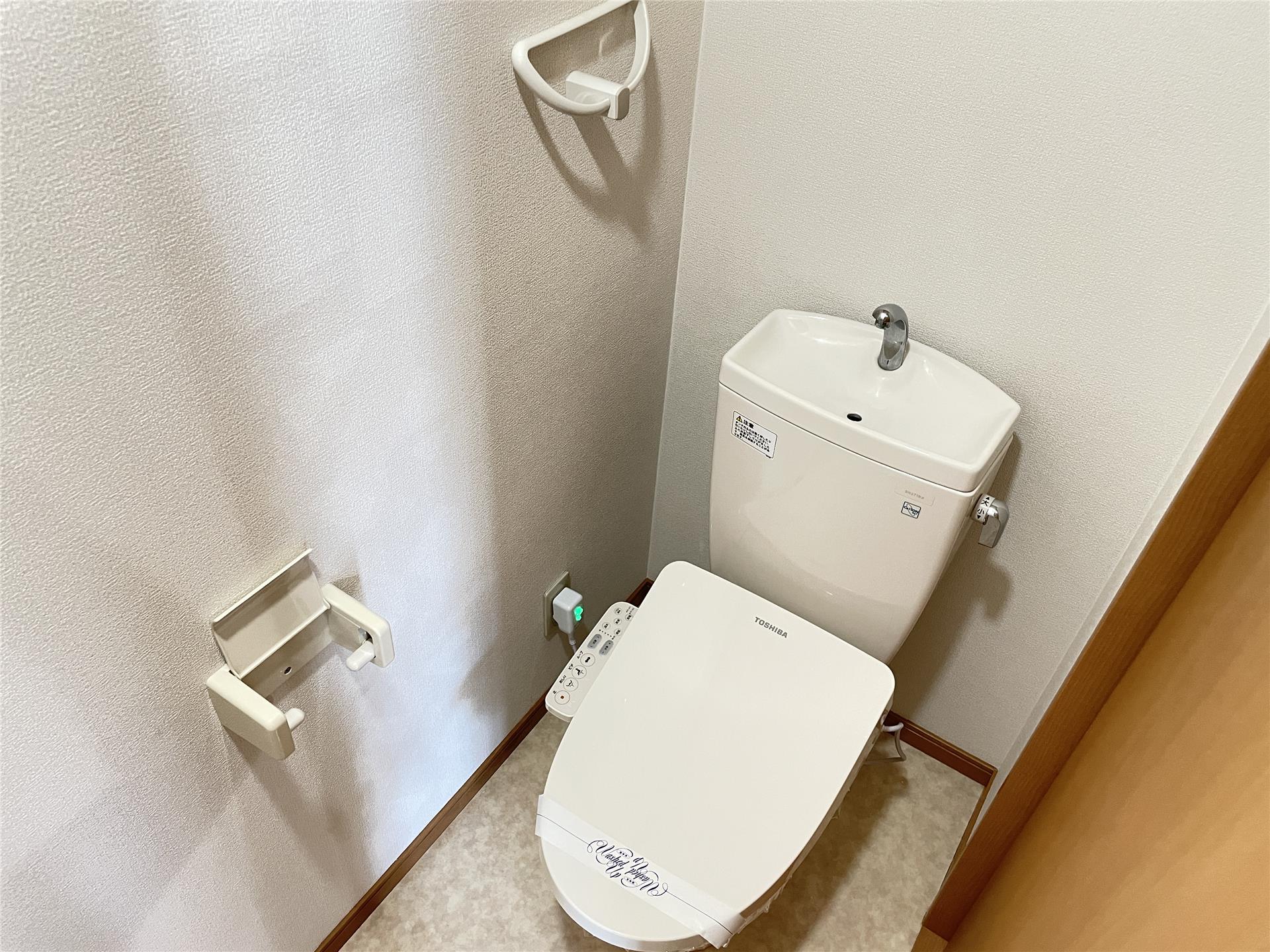 トイレ　温水洗浄便座完備です！