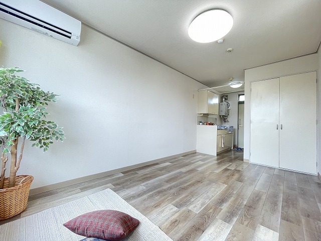 その他部屋・スペース　南西向き洋室6帖☆収納スペースがあります♪荷物の多い方も安心