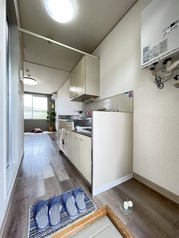 玄関　玄関から室内への景観です！キッチンの奥に洋室6帖のお部屋があ