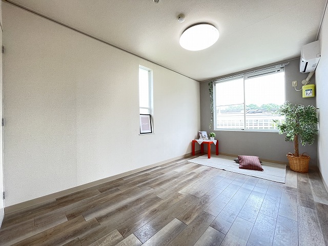 居室・リビング　南西向き洋室6帖☆角部屋二面採光のお部屋です！エアコン付きで
