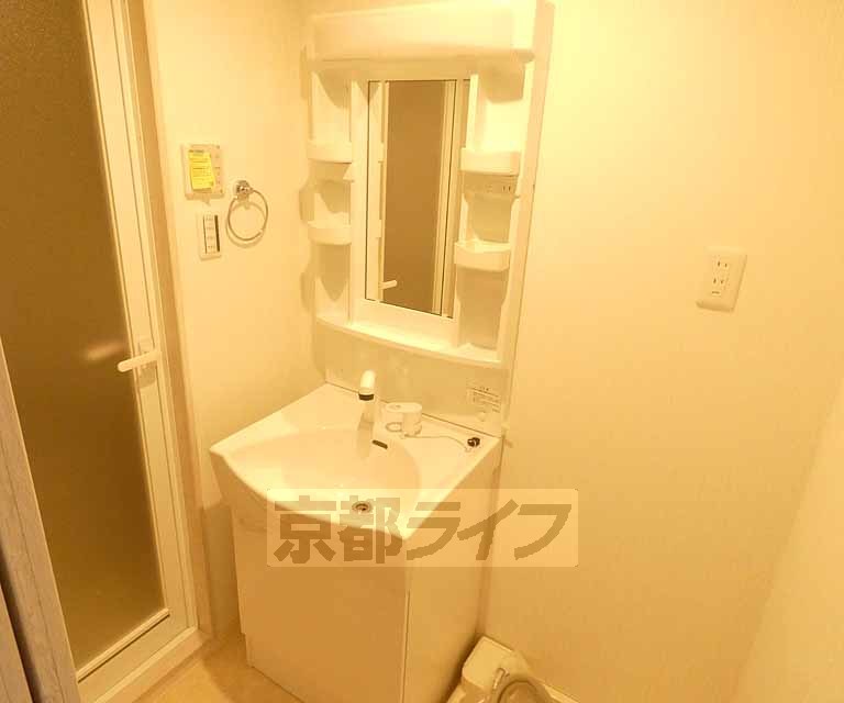 洗面設備　独立洗面台付きですよ。