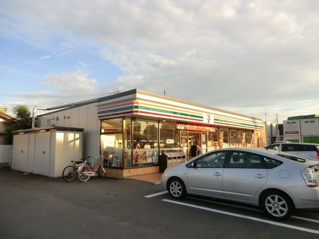 コンビニ　セブンイレブン（コンビニ）まで520m