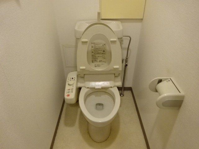 トイレ　落ち着いた色調のトイレです