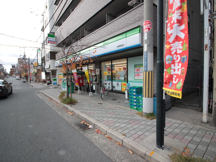 コンビニ　ファミリーマート（コンビニ）まで750m