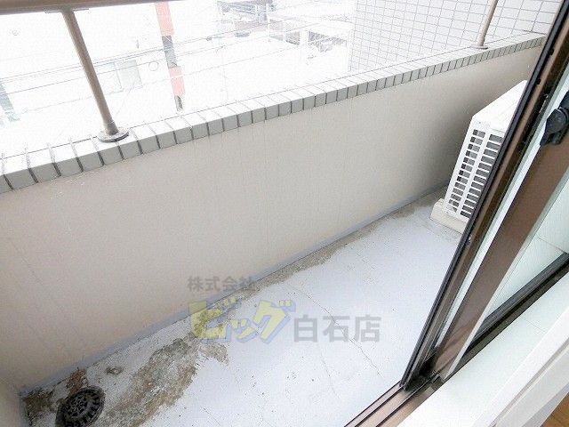 バルコニー　物置・洗濯物干しなど様々な用途で便利です♪