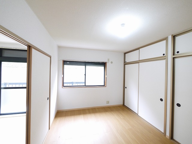 その他部屋・スペース　広くて明るい寝室