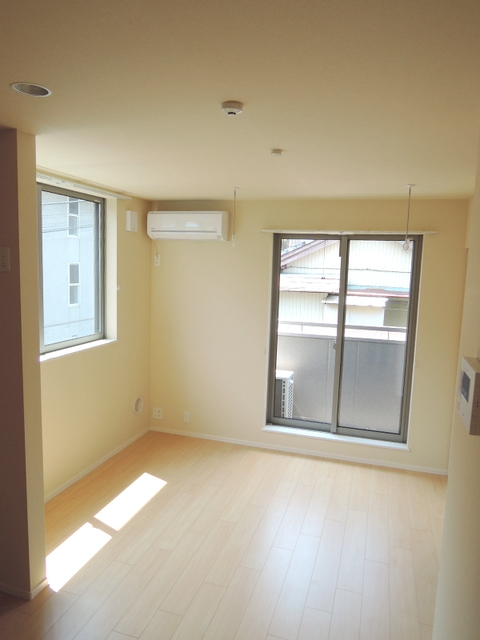 居室・リビング　★明るいフローリングの角部屋です★