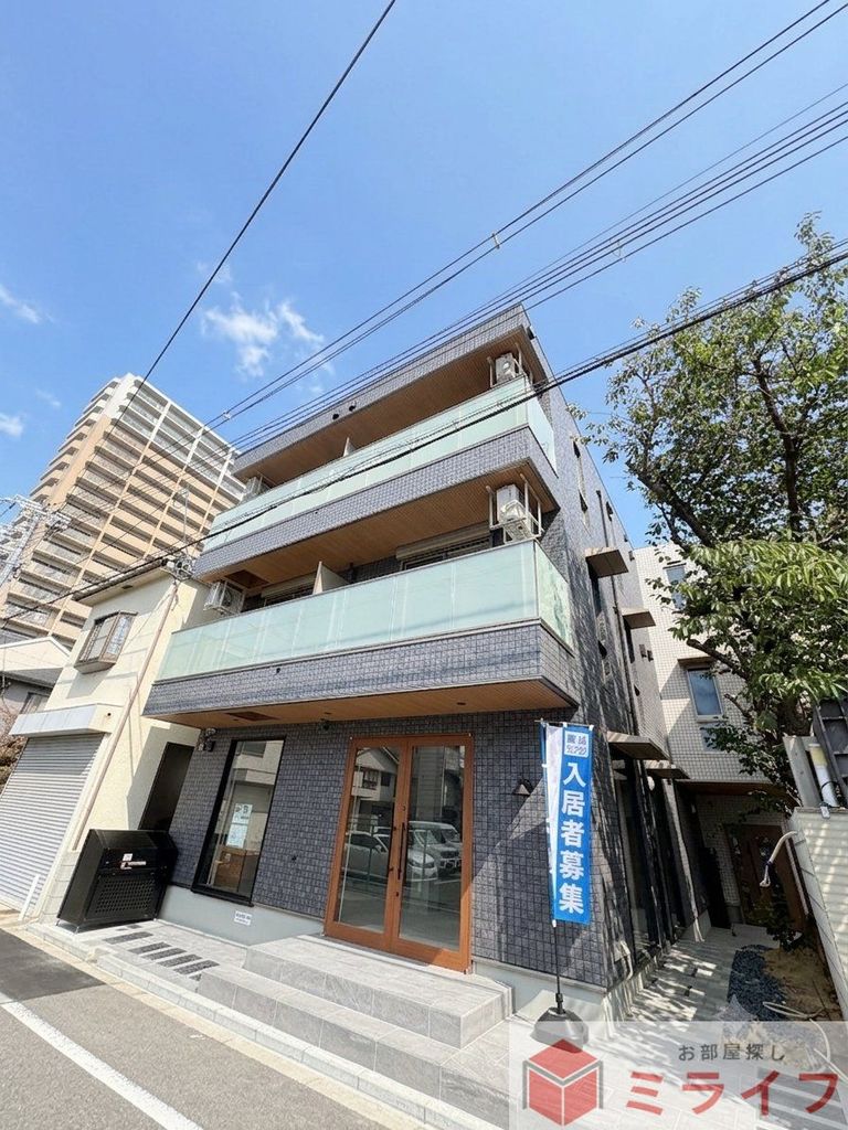 建物外観　スタイリッシュな外観が街並みに映える、新築3階建て