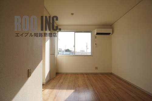 居室・リビング　写真は反転のお部屋です