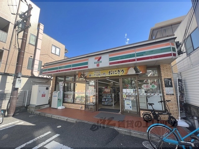 コンビニ　セブンイレブンＪＲ円町駅前店（コンビニ）まで550m