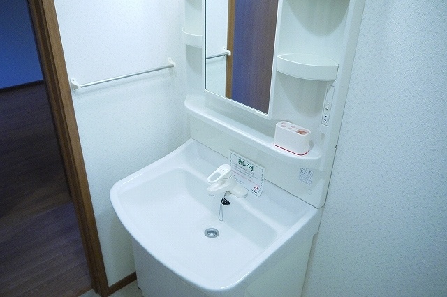 洗面設備　独立洗面台、小物を置くことができて便利です