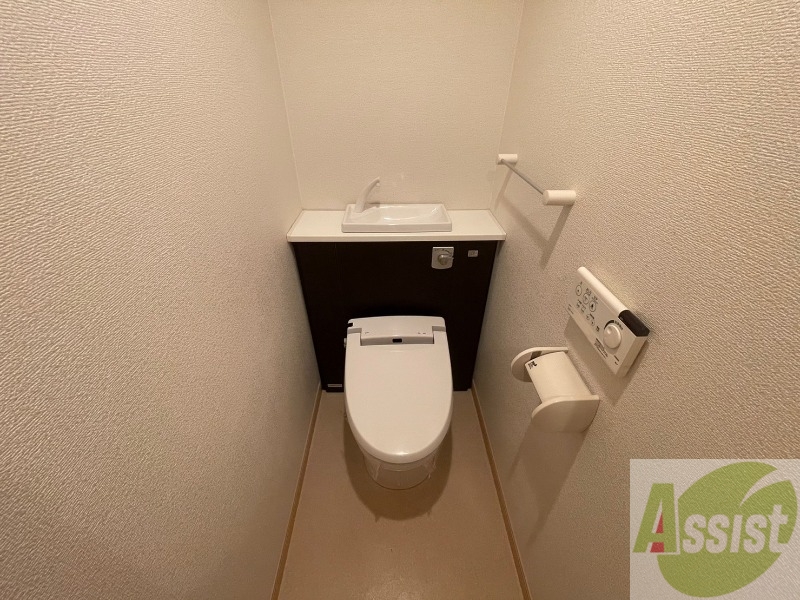 トイレ　こちらはトイレです。清潔感があり、安心して使用できます。
